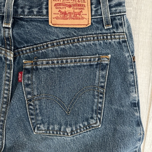 Levi 500 Jeans - Picture 2 of 5